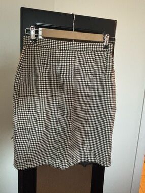 Tahari Black and White Houndstooth Pencil Skirt
